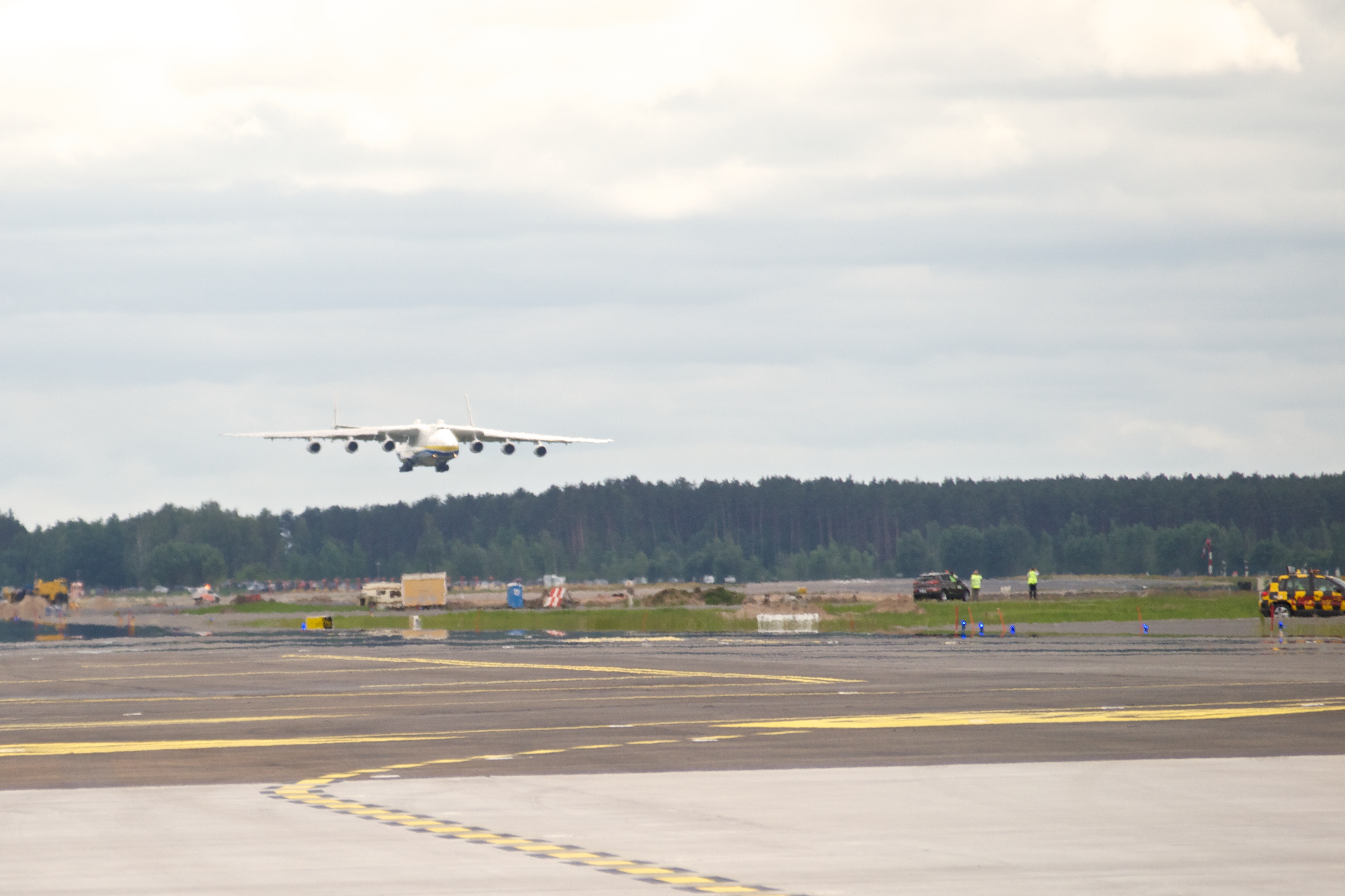 Rīgā nolaižas pasaulē lielākā lidmašīna An-225 Mriya - 41
