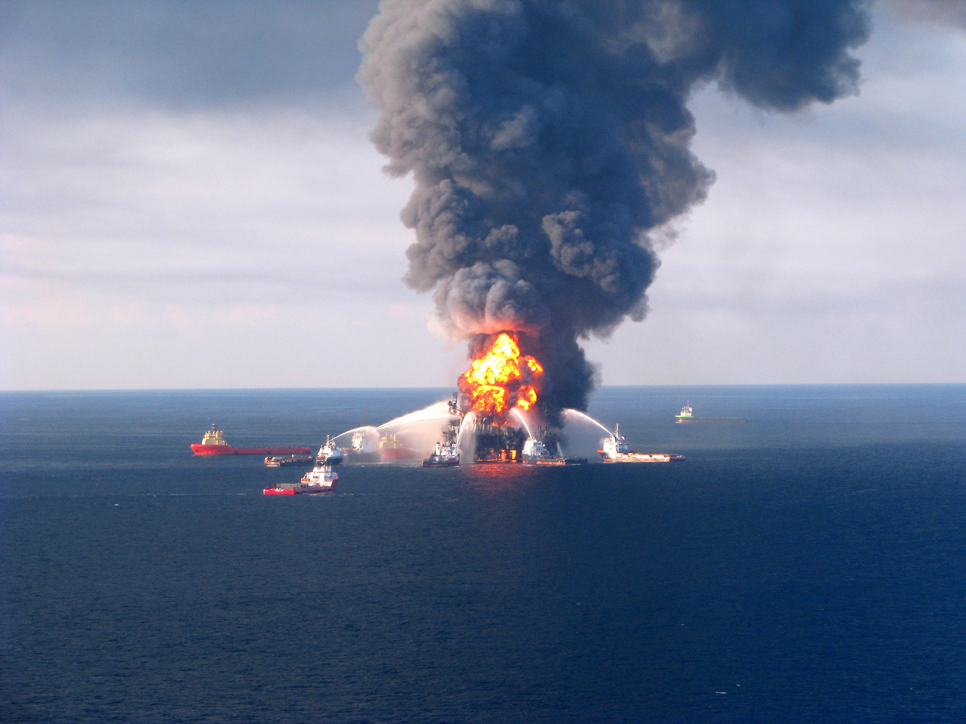 Взрыв буровых. Взрыв платформы Deepwater Horizon. Взрыв нефтяной платформы Deepwater Horizon в мексиканском заливе. Нефтяная катастрофа в мексиканском заливе 2010. Разлив нефти в мексиканском заливе 1979.