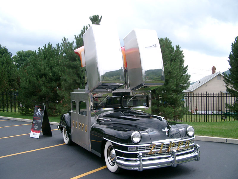 На действующий автомобиль. Zippo car 1947. Рекламный автомобиль зажигалка. Форд зажигалка машина. Зажигалка машина бомба.