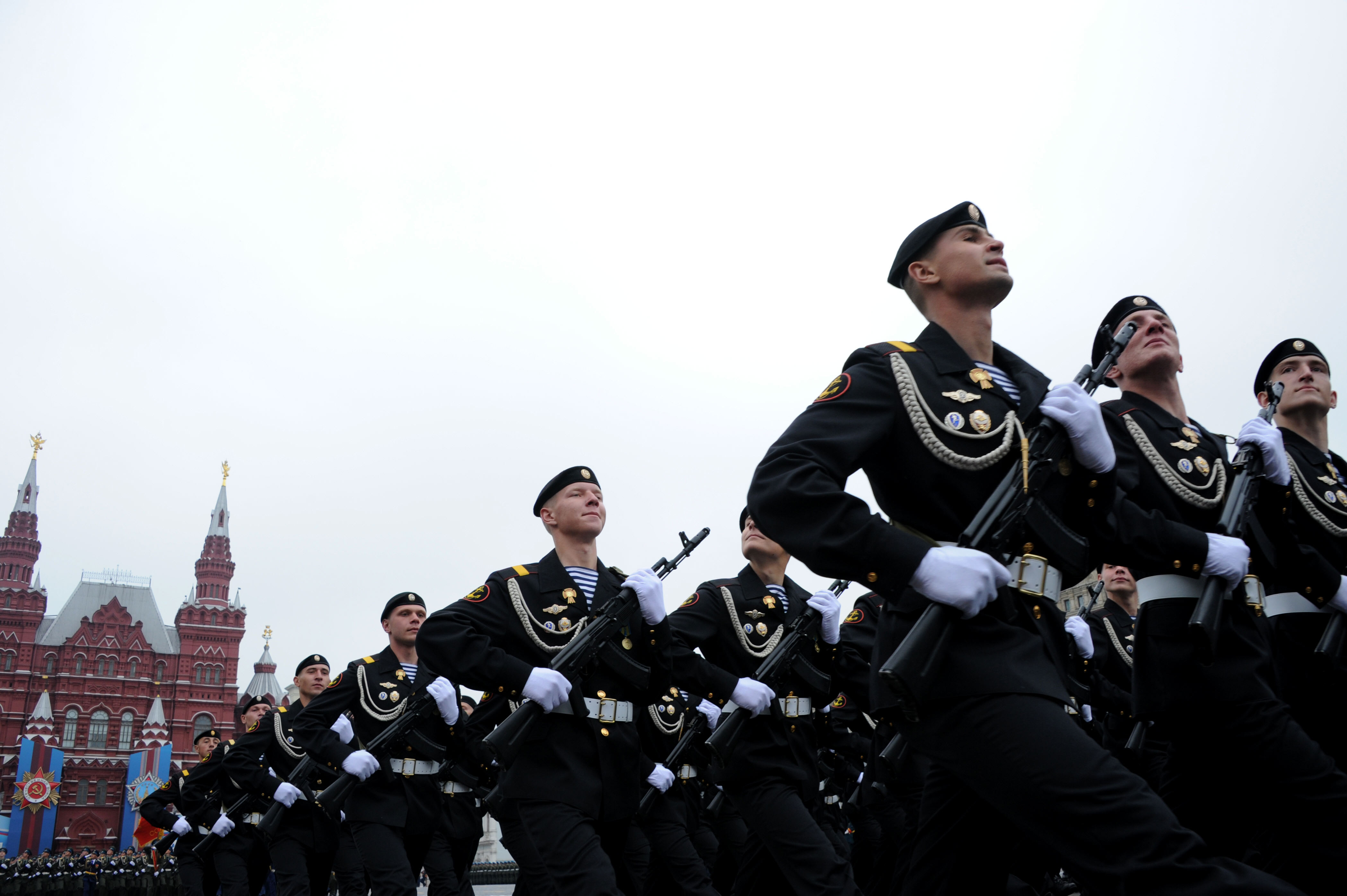 Russian units. Пехота на параде. Моряки маршируют. Морские пехотинцы маршируют на параде. Морская пехота на марше.