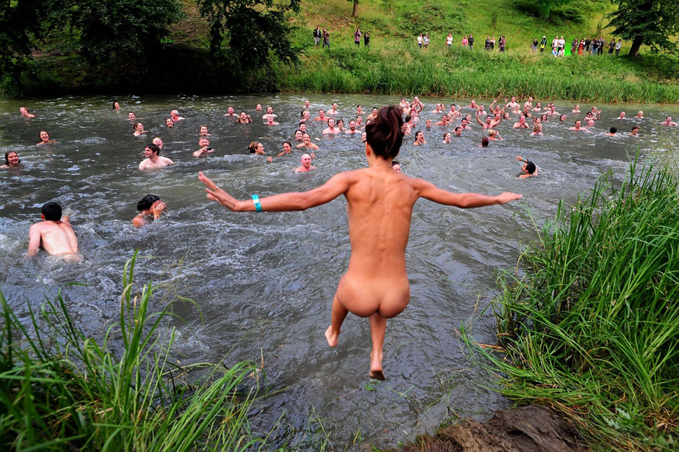 парни купаются голые на реке фото 75