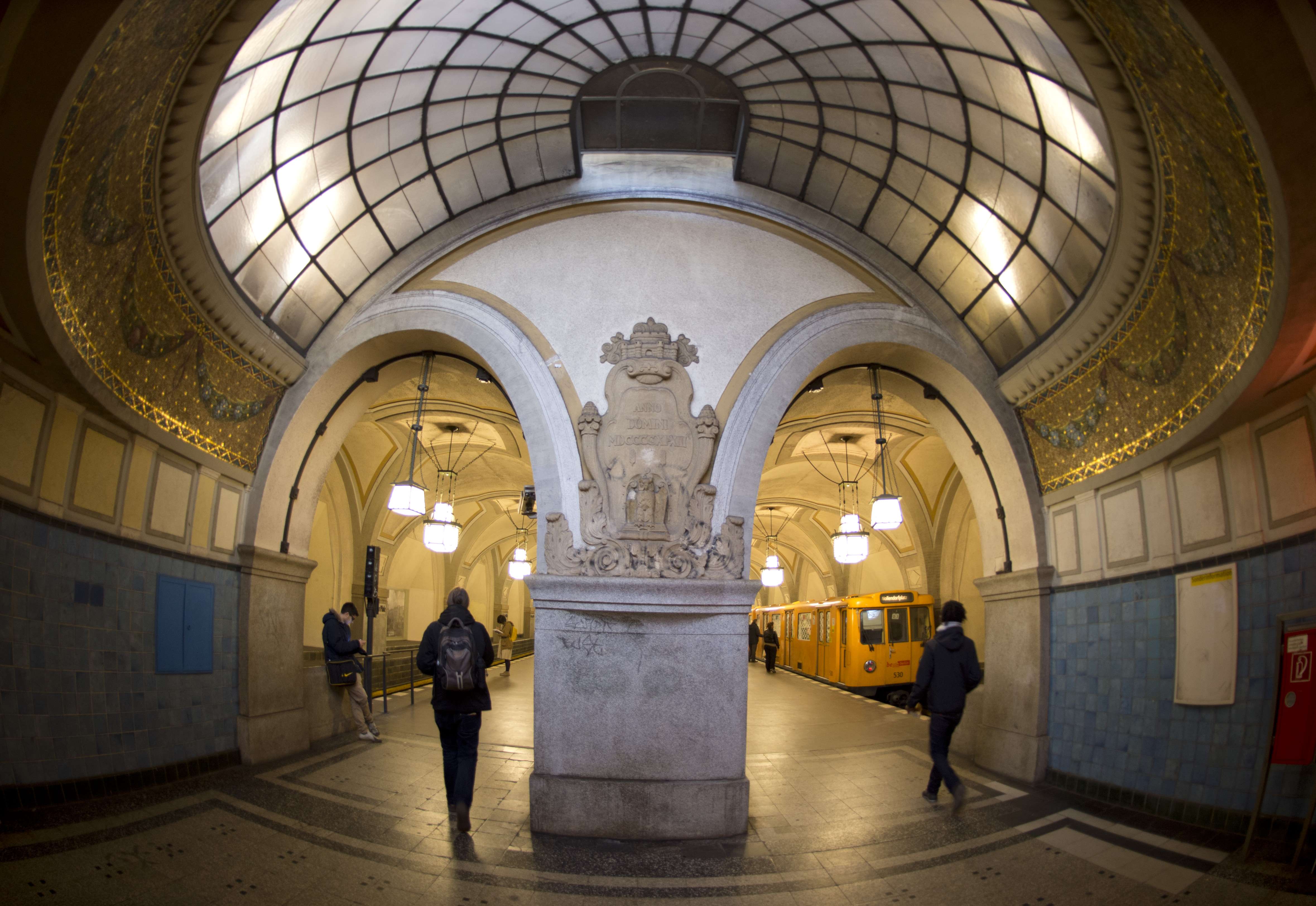 Места в метро. Станции Берлинского метрополитена. Хайдельбергер плац станция метро. Хайдельбергер метро в Берлине станция. Петербургский метрополитен каретная.