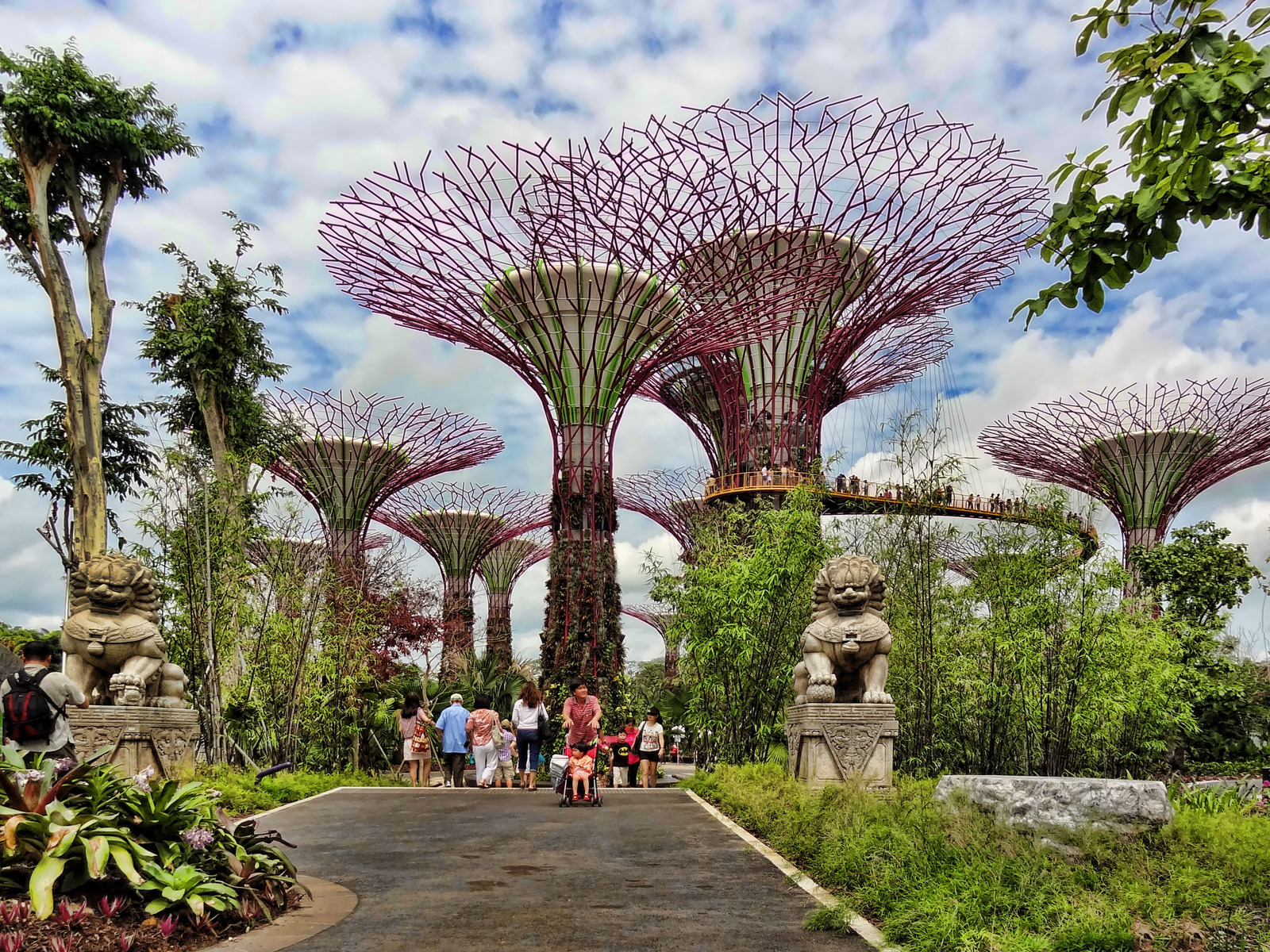 Ужасные сад. Сингапур парк сады у залива. " Сады у залива" залива Сингапур. Футуристический парк «сады у залива», Сингапур. Деревья аватара в Сингапуре.