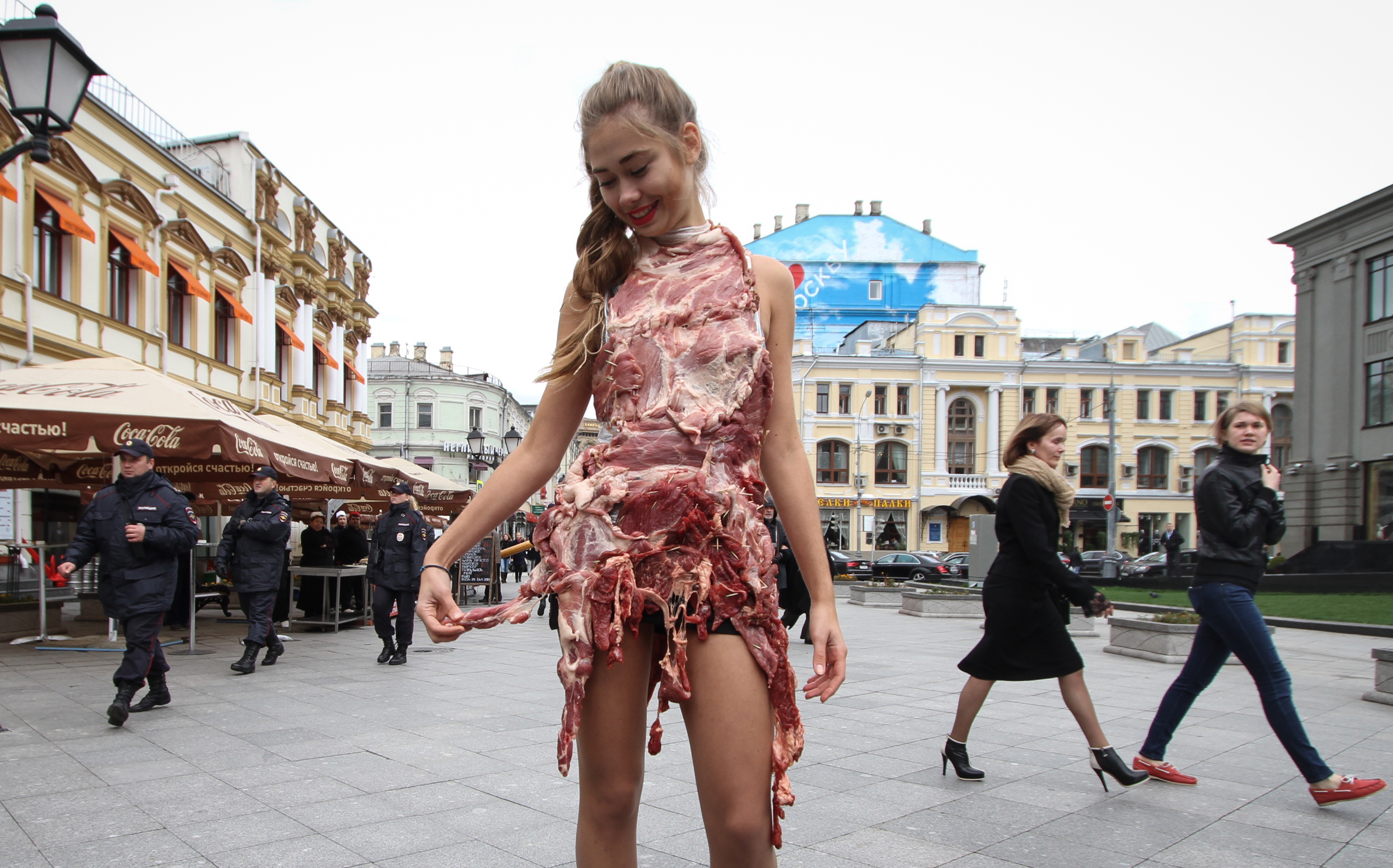 Риа 13. Леди Гага платье из мяса. Женщина в платье из мяса. Девочка в платье из мяса картина. Платье из мяса какой стиль.