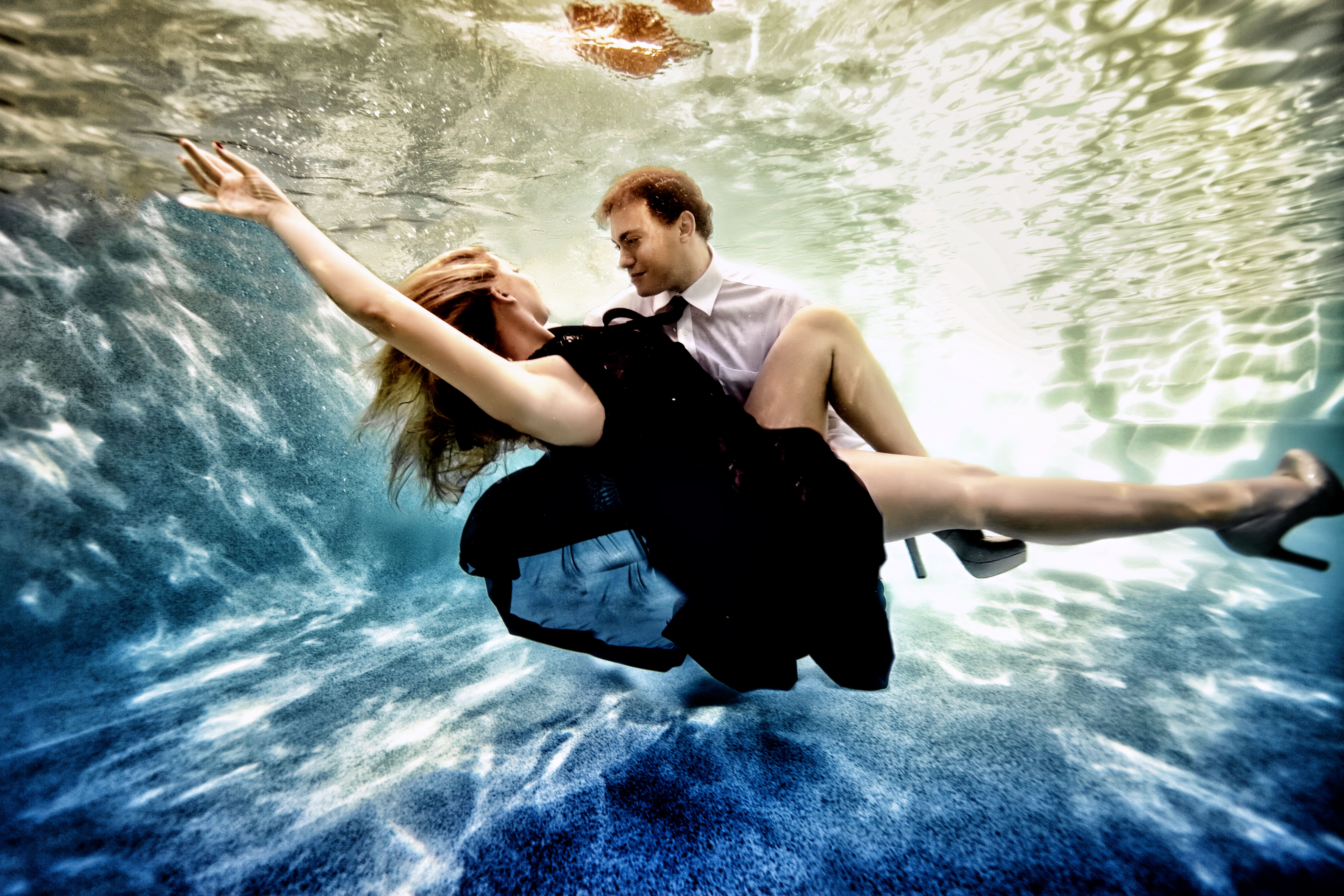 Летать вдвоем песня. Девушка и парень вваде. Мужчина и женщина в воде. Парень и девушка в воде. Любовь в воде.