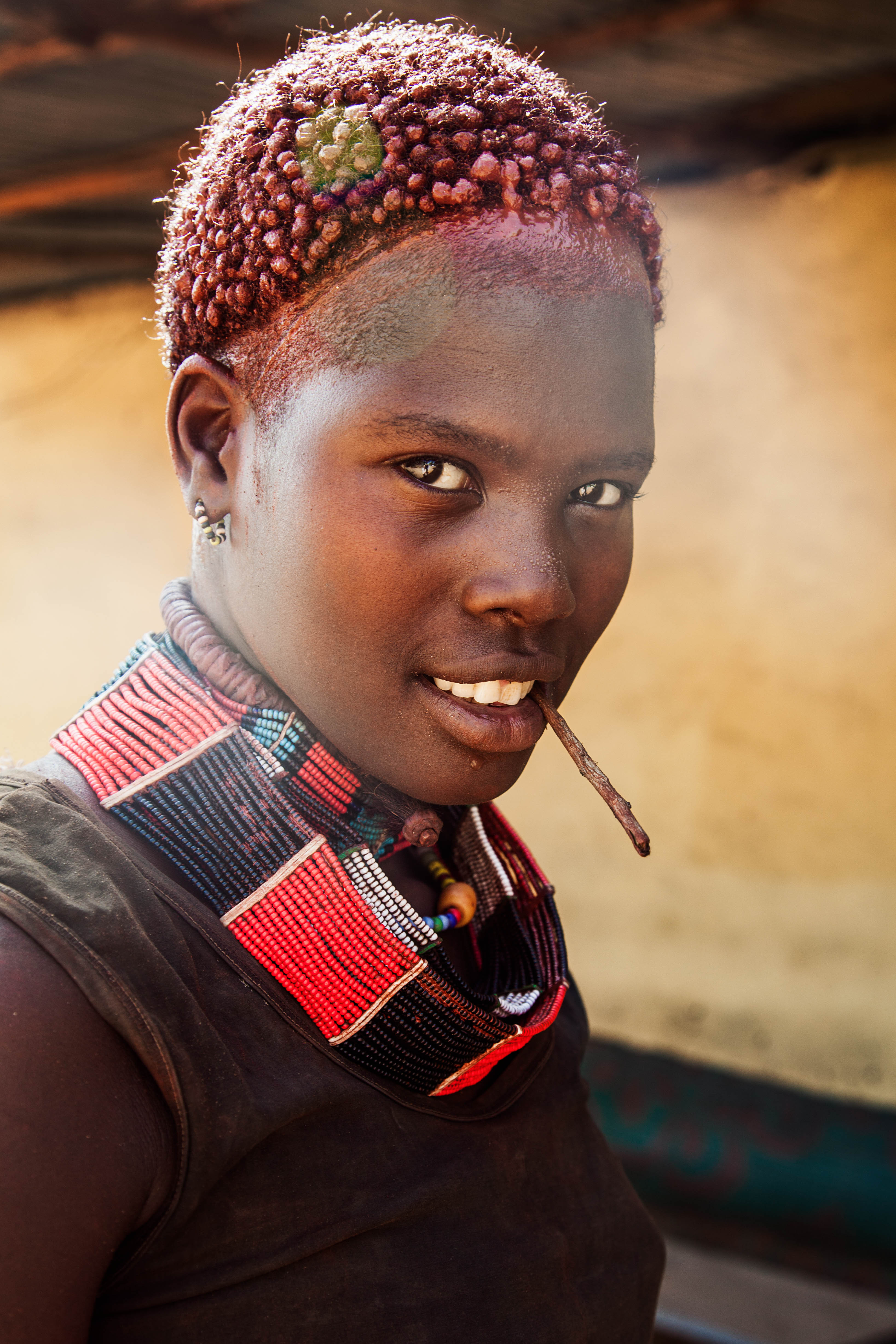 Самый необычный народ. Долина ОМО Эфиопия. Долина ОМО Эфиопия красивые девушки. Михаэла норок атлас красоты. Женщины разных народов.