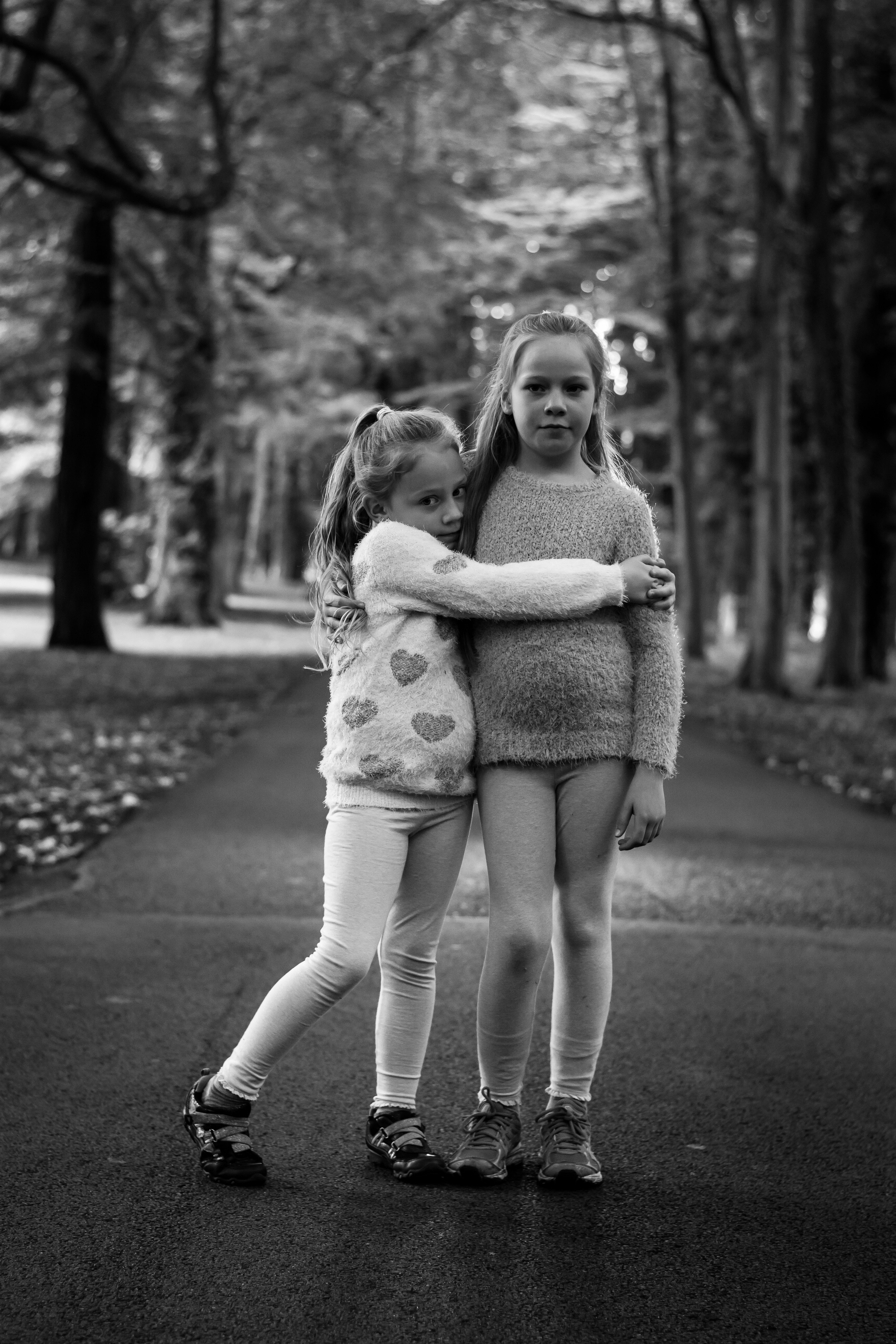 Дочка показывает. Дочка покажи фотография. Дочка показала. Дочь показала отцу. Отец и несовершеннолетняя дочка.