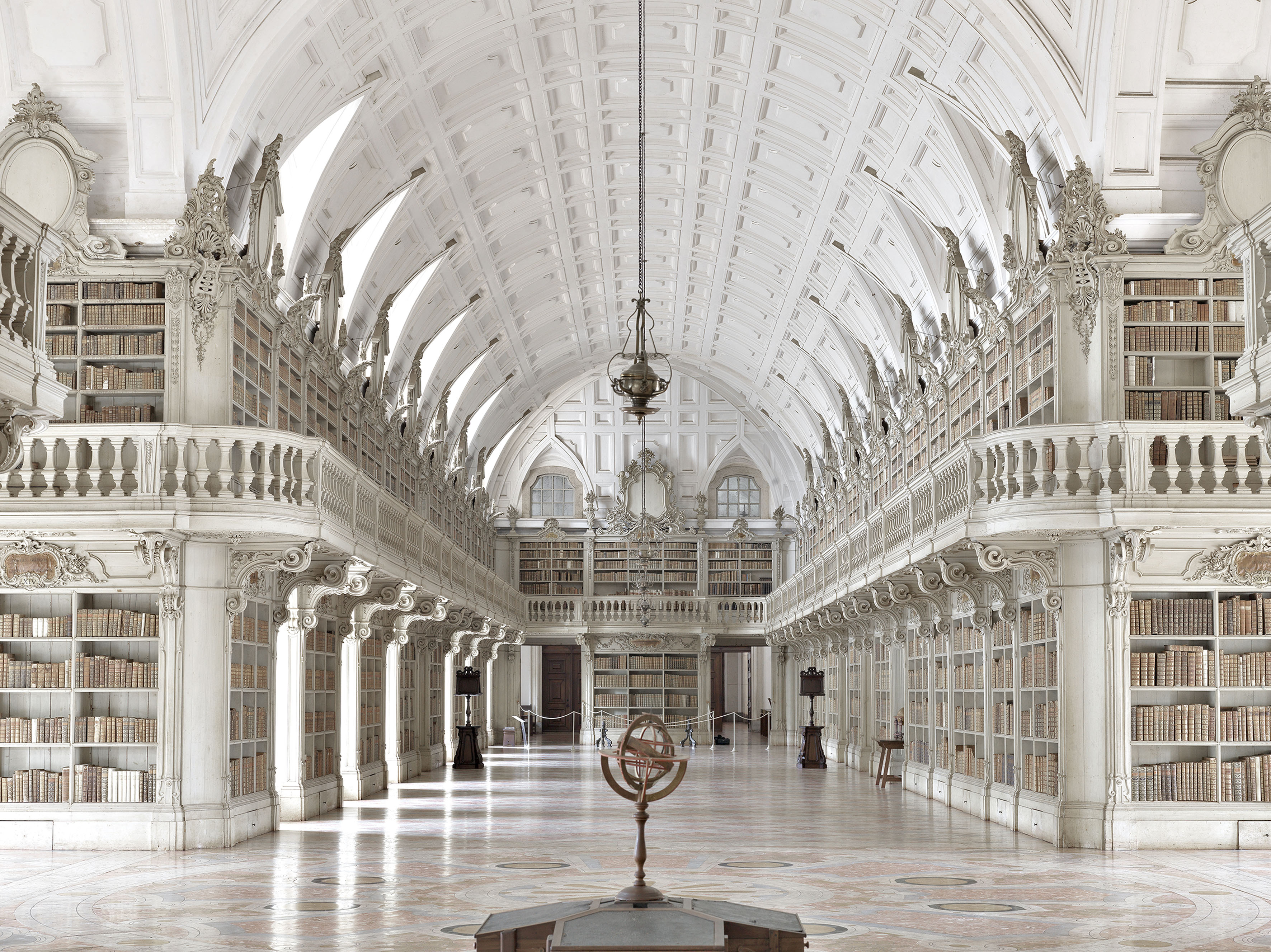 Самая известная библиотека. Библиотека дворца Мафра Португалия. Королевская библиотека во Дворце Мафра в Португалии. Королевский дворец Мафра в Португалии.